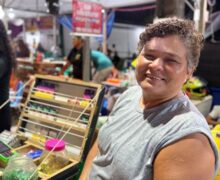 Com 20 anos de Expofeira, vendedora de bebidas se destaca com internet via satélite