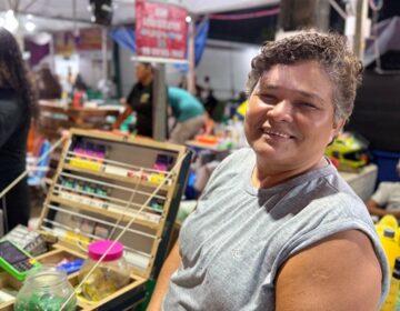 Com 20 anos de Expofeira, vendedora de bebidas se destaca com internet via satélite