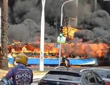 Incêndio em ônibus trava o Centro de Belém e causa pânico na Doca