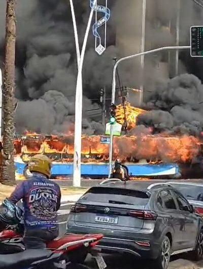 Incêndio em ônibus trava o Centro de Belém e causa pânico na Doca