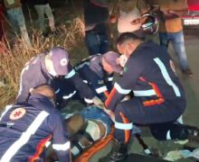 Motorista embriagado invade contramão e deixa ocupantes de moto com fraturas expostas