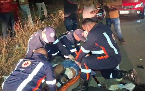 Motorista embriagado invade contramão e deixa ocupantes de moto com fraturas expostas