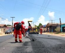 Governo põe fim à buraqueira e asfalta bairro Açaí ampliando acesso a BR-210