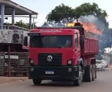 Caminhão em chamas circula em meio a pedestres e veículos em Macapá