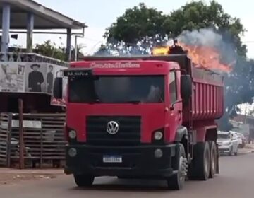 Caminhão em chamas circula em meio a pedestres e veículos em Macapá
