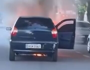 Carro pega fogo na Leopoldo Machado e motorista foge do local