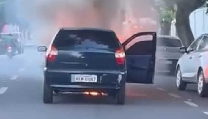 Carro pega fogo na Leopoldo Machado e motorista foge do local