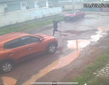 Casal de assaltantes que trocou tiros com a PM e roubou carro na fuga é preso