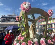 Católicos cumprem ritual de fé e devoção nas águas do Amazonas