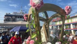 Católicos cumprem ritual de fé e devoção nas águas do Amazonas