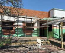 Obra da Escola Municipal Amapá completa 2 anos abandonada; crianças estudam no calor em anexo