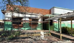 Obra da Escola Municipal Amapá completa 2 anos abandonada; crianças estudam no calor em anexo
