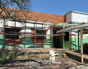 Obra da Escola Municipal Amapá completa 2 anos abandonada; crianças estudam no calor em anexo