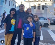 Após translado, mãe que salvou filhos é sepultada no AP; família agradece ajuda
