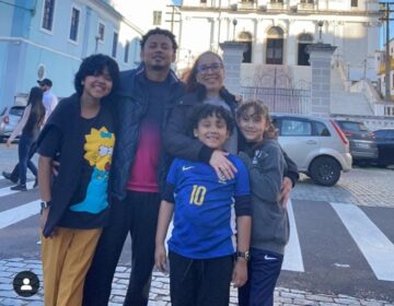 Após translado, mãe que salvou filhos é sepultada no AP; família agradece ajuda