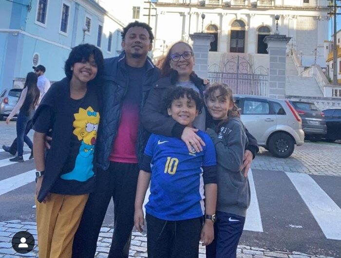 Após translado, mãe que salvou filhos é sepultada no AP; família agradece ajuda