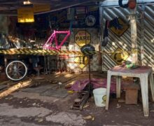 Dupla pede para encher pneu de bicicleta e mata borracheiro a tiros