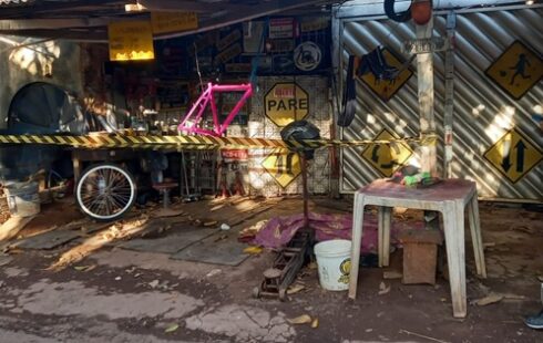 Dupla pede para encher pneu de bicicleta e mata borracheiro a tiros