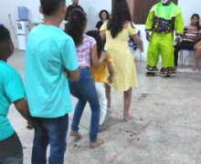 Sorrisos e reencontros: empresa leva alegria a filhos de mulheres presas no Iapen