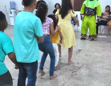 Sorrisos e reencontros: empresa leva alegria a filhos de mulheres presas no Iapen