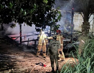 Família viaja para o interior e casa é destruída por incêndio em Santana