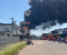 Grande incêndio atinge loja de plásticos na área portuária de Santana
