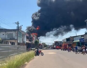 Grande incêndio atinge loja de plásticos na área portuária de Santana