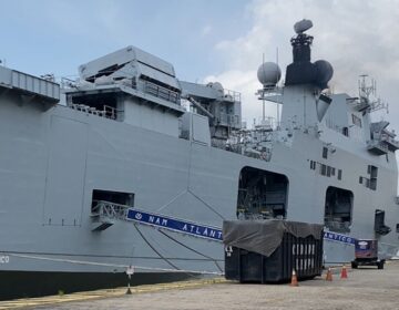 Maior navio de guerra da Marinha chega a Belém para missão na COP30