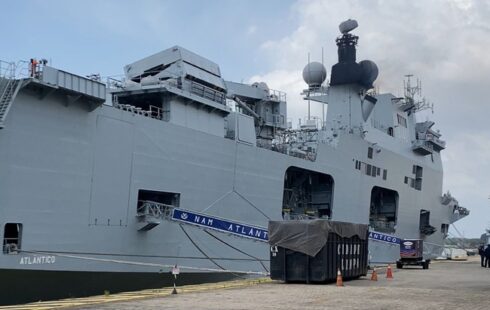 Maior navio de guerra da Marinha chega a Belém para missão na COP30