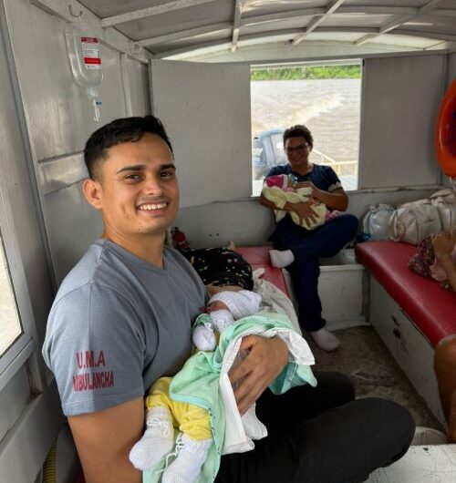 Em barco à deriva e com bebê ao contrário, equipe opera ‘milagre’