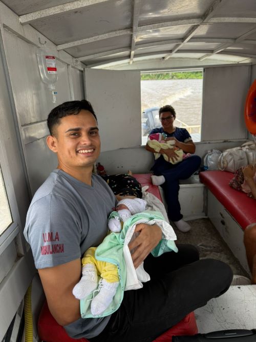 Em barco à deriva e com bebê ao contrário, equipe opera ‘milagre’