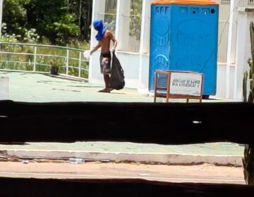 Após Festival do Abacaxi, dejetos de banheiros químicos são jogados em balneário