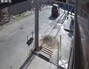 VÍDEOS mostram dona de casa sendo atingida por GCM que errou tiro em suspeito