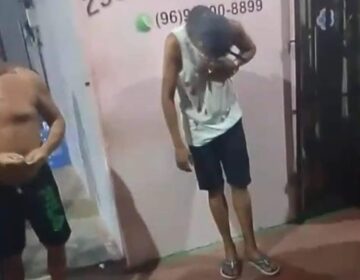 Homem é baleado no peito por ciclistas e permanece de pé à espera de socorro