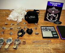 Suspeito tenta fugir, mas é preso com entorpecentes em casa