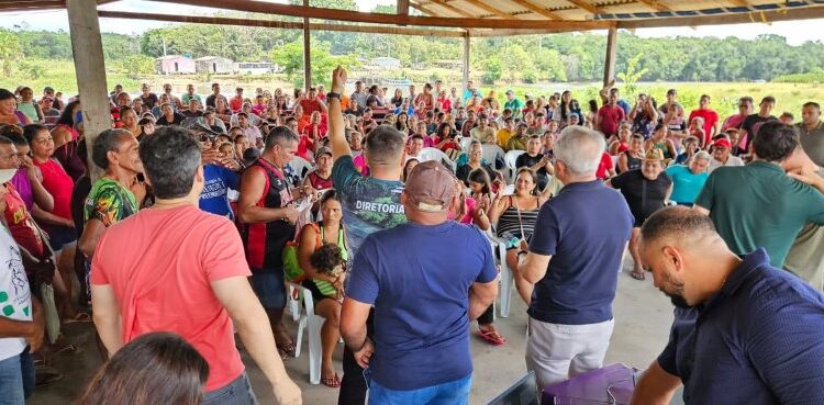 No Amapá, colonos recebem lucro da exploração sustentável de madeira em projeto inédito