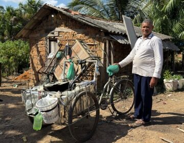 Ladrões levam panelão de vendedor de mingau enquanto ele cochilava