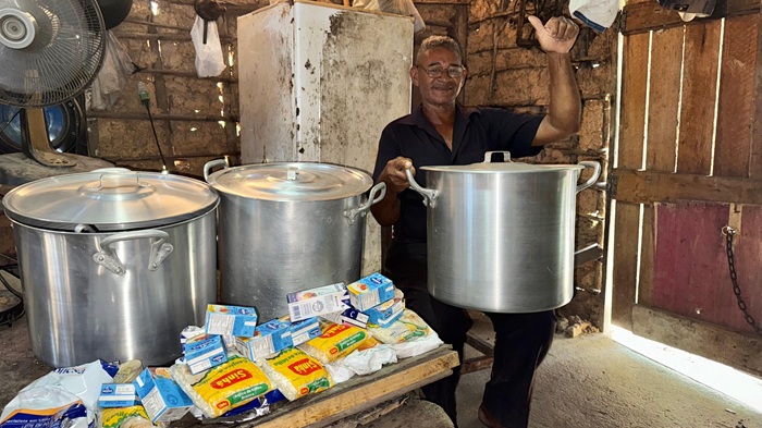 Em menos de 24h, vendedor de mingau furtado ganha ingredientes, panelões e até uma casa
