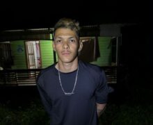 Atiradores em carro vermelho matam morador de área de ponte com 4 tiros; 2 na cabeça