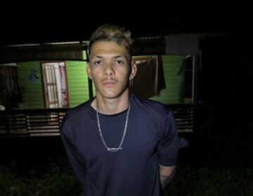 Atiradores em carro vermelho matam morador de área de ponte com 4 tiros; 2 na cabeça