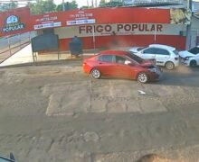 Após causar acidente com 4 carros, jovens fogem a pé tranquilamente