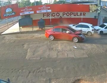 Após causar acidente com 4 carros, jovens fogem a pé tranquilamente