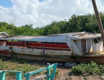 Canais de Macapá viram cemitérios de embarcações abandonadas
