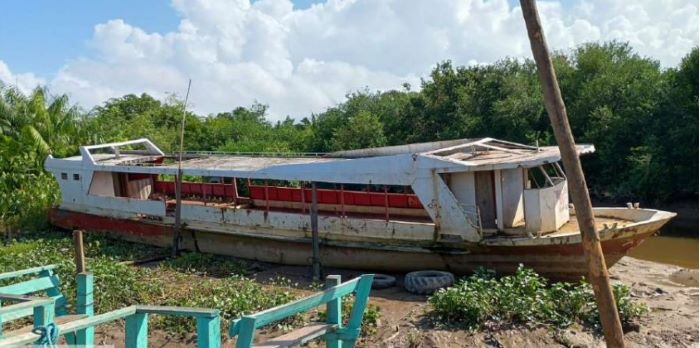 Canais de Macapá viram cemitérios de embarcações abandonadas