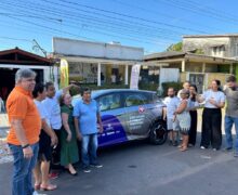 Pacientes renais ganham reforço no transporte com doação de carro elétrico