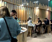 Após críticas a Belém, estande alemão tem clima descontraído na COP30