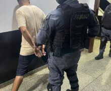 Suspeito tenta fugir, mas é pego com 43 porções de droga em habitacional