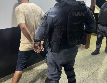 Suspeito tenta fugir, mas é pego com 43 porções de droga em habitacional
