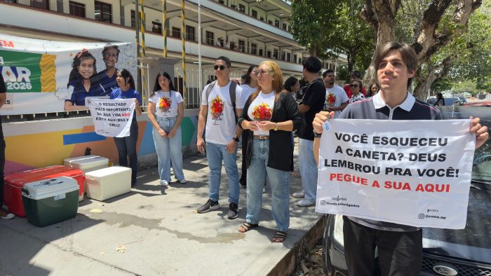 Jovens levam água, caneta e apoio espiritual a candidatos antes do Enem em Macapá