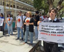 Jovens levam água, caneta e apoio espiritual a candidatos antes do Enem em Macapá